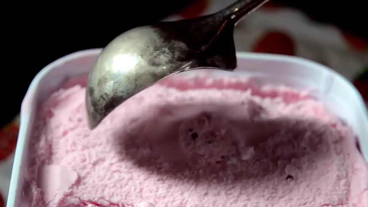 Préparation de glace aux fruits, film d'ambiance